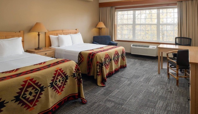 Cozy Lodge-Styled Room w/Comfortable Bed & Keurig Coffee Maker