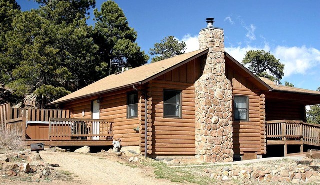 Cozy Log Cabin with Hot Tub and Mountain Views in Estes Park, Colorado