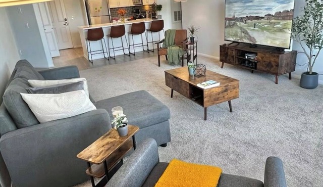 Cozy Luxurious Spacious Apt w/Valley View,Attached Garage,Pool,24-Hour Gym,3 TV
