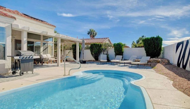 Cozy Modern 3BR Desert Style Home - Pool Fun!