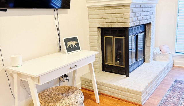 Cozy One Bedroom Near Downtown Shawnee. Perfect for Mid-term Stays. in Shawnee