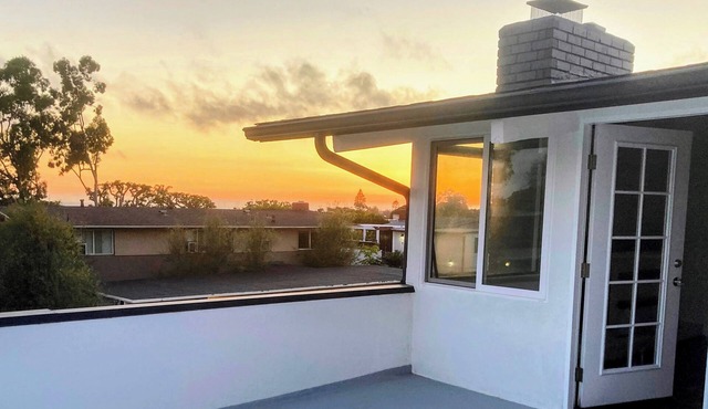 Cozy Penthouse , Private Beach access, Pool walk to Shops