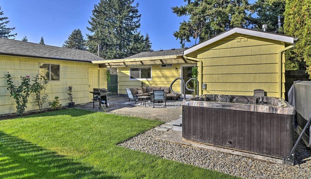 Cozy Portland Getaway w/ Private Hot Tub!