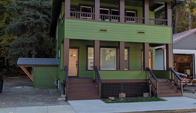 Cozy, remodeled townhome retreat in downtown Historic Wallace!