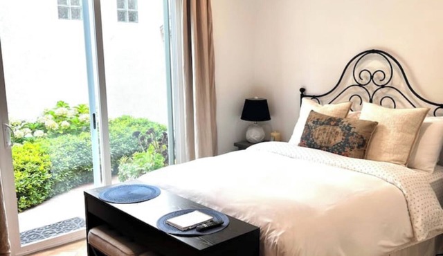 Cozy studio with WiFi and AC in charming Lake Forest. nPrivate entry/parking.