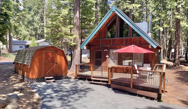Cozy Conifer Cabin in the Country Club at Lake Almanor
