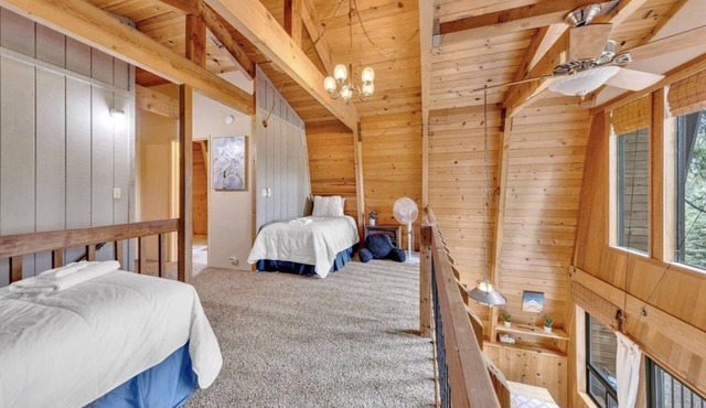 Cozy 2-bedroom cabin with WiFi in awesome Lake Almanor Country Club