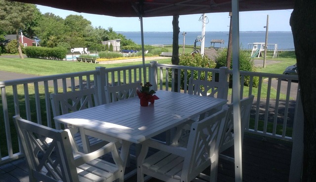 Cozy WATERFRONT Steps to Beach 2 bedroom cottage in serene Hampton Bays with AC in Hampton Bays