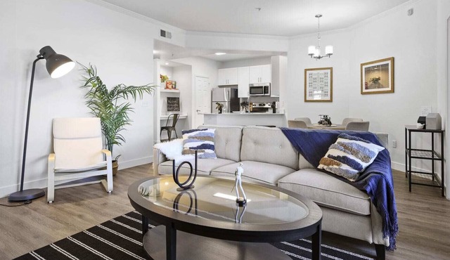 CozySuites Glendale walk to stadium w/ pool & gym!