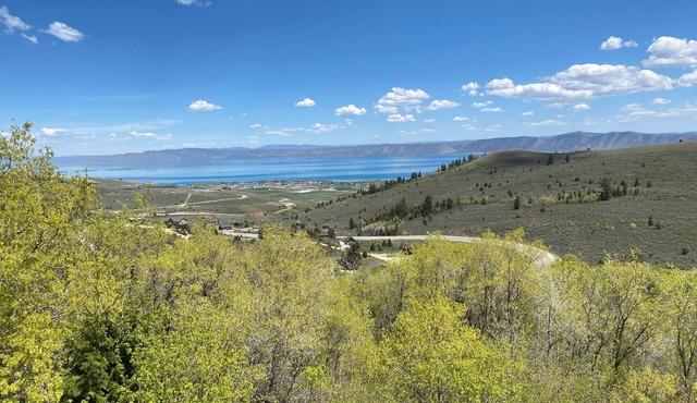 Craftsman family cabin 2-bedroom in tranquil Garden City with Bear Lake views.