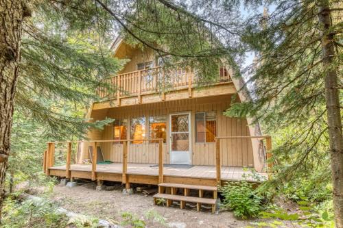 Creek-side mountain cabin with fireplace balcony & full kitchen - near hiking