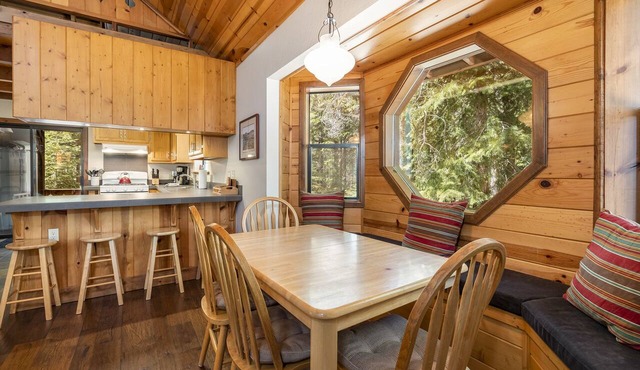 Creekside Cabin - Beautiful Dog Friendly Cabin in TD, Hiking and Biking Access