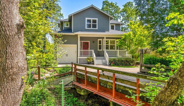 Creekside Cottage ~ Gorgeous cottage just 3 blocks from the Historic Sonoma Plaz