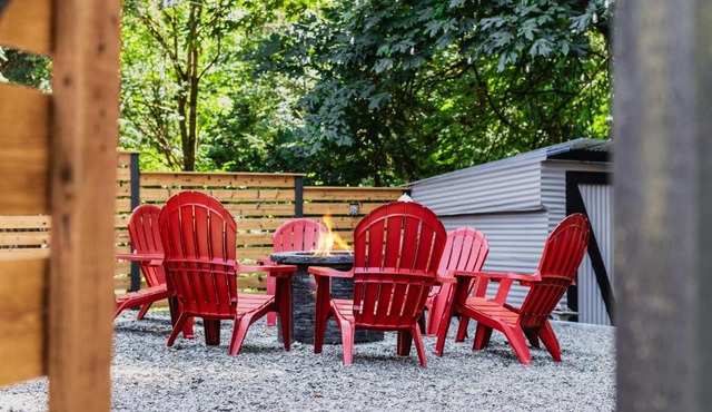 Creekside EscapeFirePitBBQAC1MiRailEVPets in Seattle