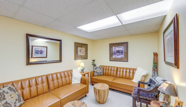 Crystal Lake Retreat Apt: Walk to Happy's Inn!