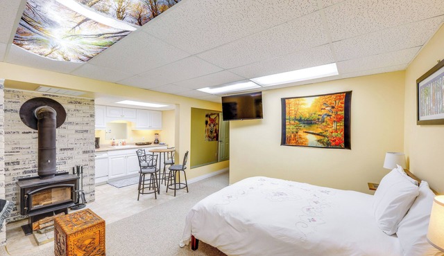 Crystal Lake Retreat Studio: Walk to Happy's Inn!