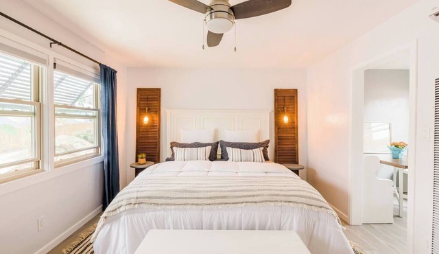 Cute Beach Cottage - Walk to Beach, Bay, & More
