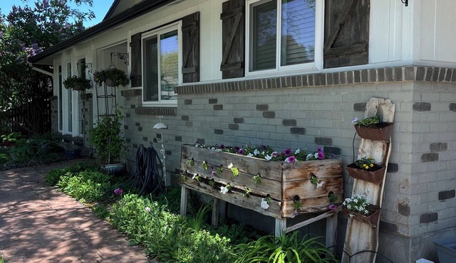 Cute home in quiet subdivision in small town of Eagle ID