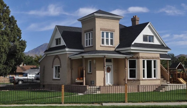 Cute House on The Corner: Whole House close to everything, including nature.