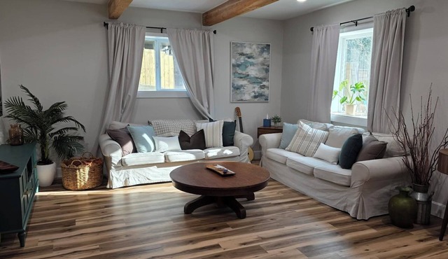 Daylight Basement - Sleeps 10 with King Suite