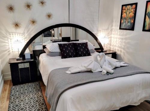 Deco Studio Retreat with Fireplace, WiFi, Queen Bed