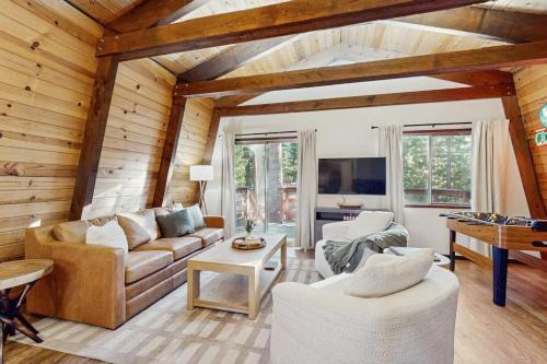 Delightful South Lake Tahoe Cabin with BBQ Decks Fireplace - Minutes to Beach&Ski