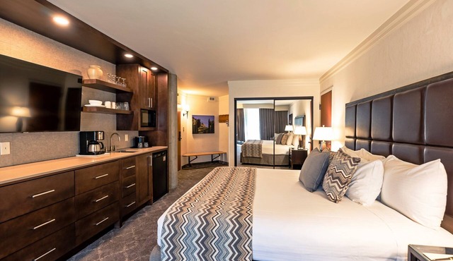 Deluxe Cliff Club Condo Sleeps 10 w Full Kitchen - ski in/out to the Bird