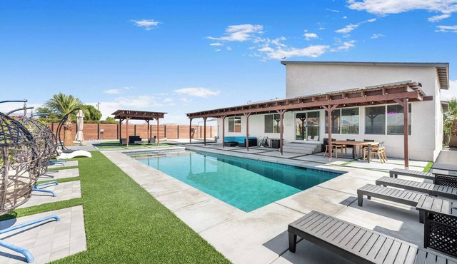 Desert Luxury: Pool, Pickleball, Golf & Game Room