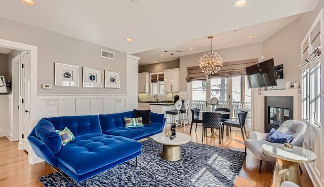 Designer Condo 2 Blocks to Beach w Private Hot Tub
