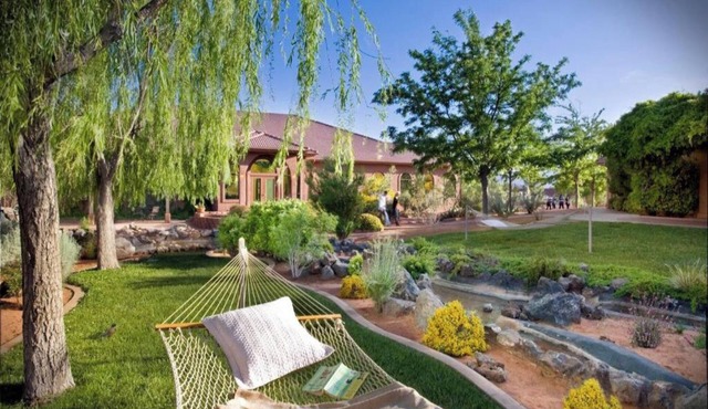 Discover a Relaxing Desert Retreat Ideal for Family Stays | Golf Club - 4.7 mile