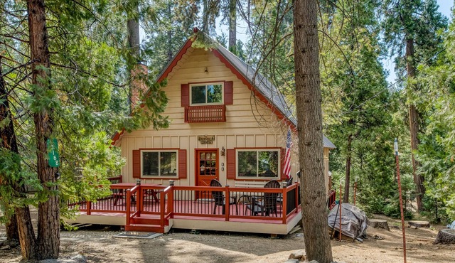 Dog-friendly cabin w/ a spacious, enclosed deck, & free WiFi