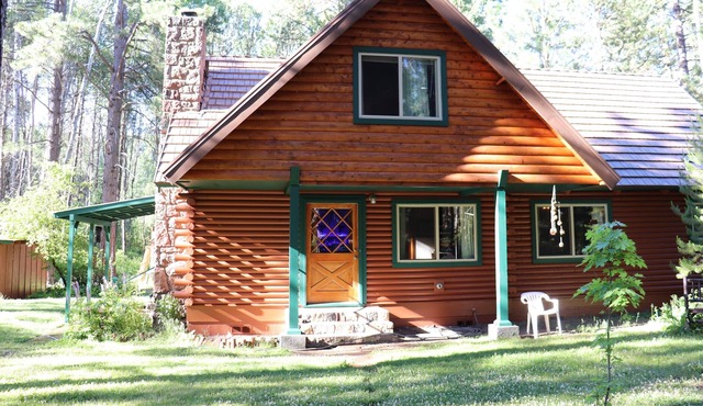 Dog-friendly Home with Hot Tub - Near Crater Lake National Park