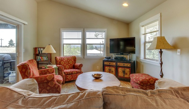 Dog-Friendly Home with Balcony & Grill - One Mile to Downtown and River