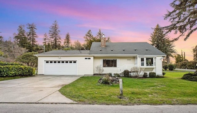 Dog-friendly home with Siuslaw River views, fireplace & WiFi - near beach & town
