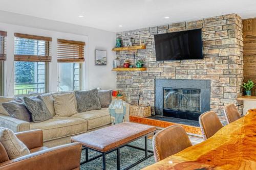 Dog-friendly second floor condo with pool & hot tub access & wood fireplace