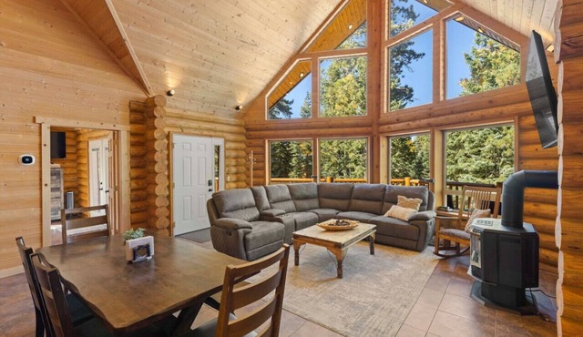 Dog-friendly log cabin with game room and fire pit