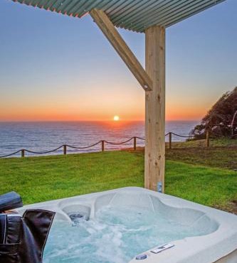 Dolphin by OceanviewHotTubs Oceanfront Shelter Cove Tesla