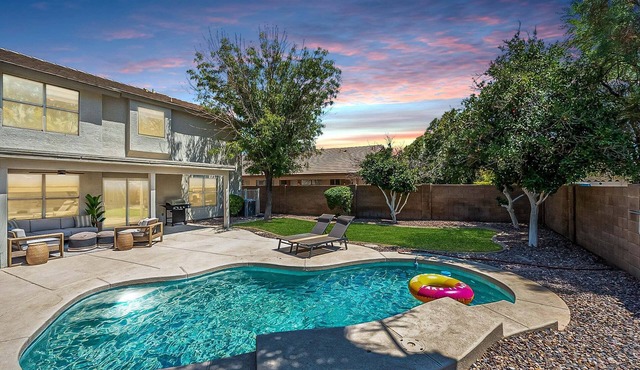 Dos Palmas - Gilbert Poolside Retreat