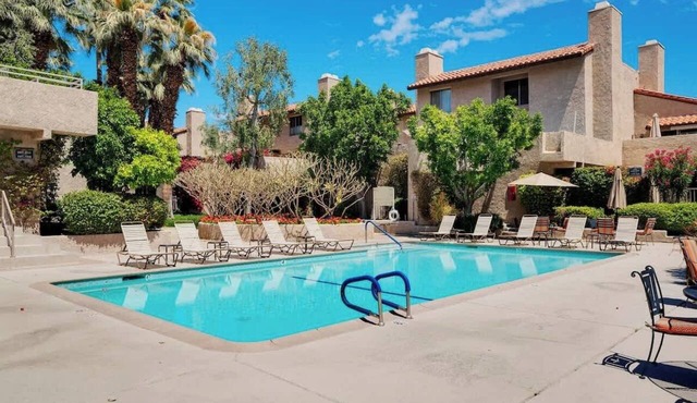 Downtown Mountain View Condo with Private Patio and Vaulted Ceilings