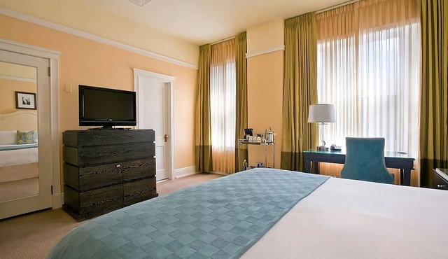 Elegant Suite Escape | Onsite Parking | Pet Friendly | 2.3 mi to Pittock Mansion