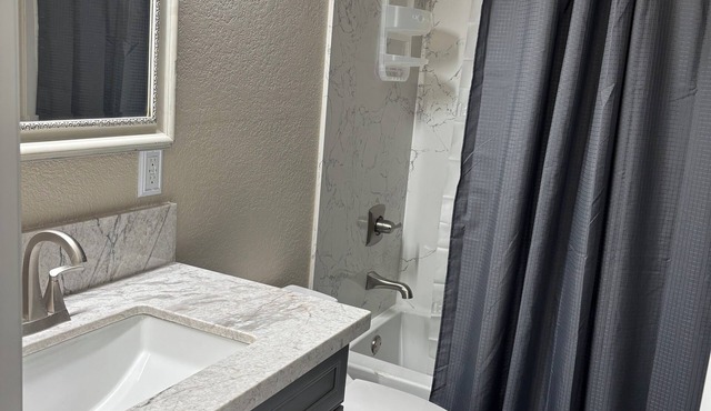 Enchanting 2-bedroom house with AC in Roseville