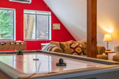 Evergreen Chalet Game Room Kayaks & SUP Big Trees Pool Access