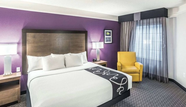 Everything You Need For The Perfect Vacation! 2 Convenient Units, Free Parking