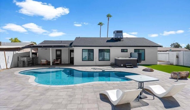 Exclusive 3BR: Pool, hot tub, BBQ grill