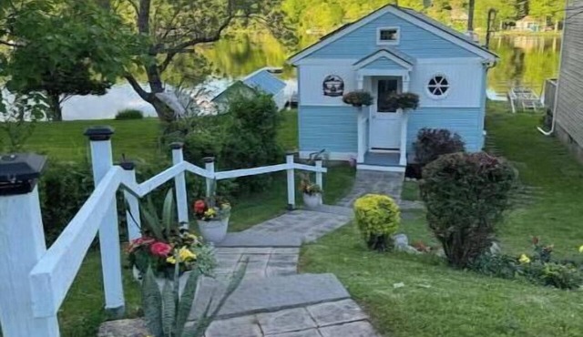 Fall Getaway Cozy Lakefront Cottage in Newton