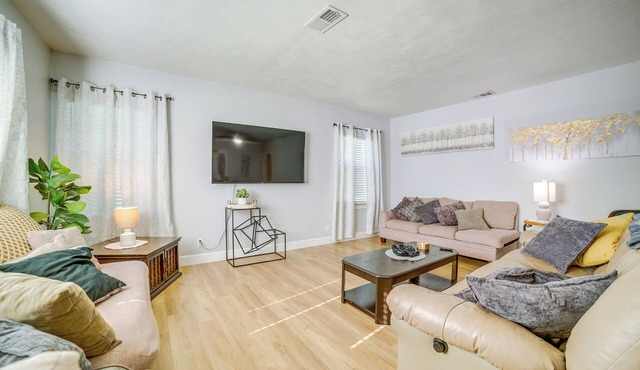 Family-Friendly Home 2 Mi to Dtwn Riverside