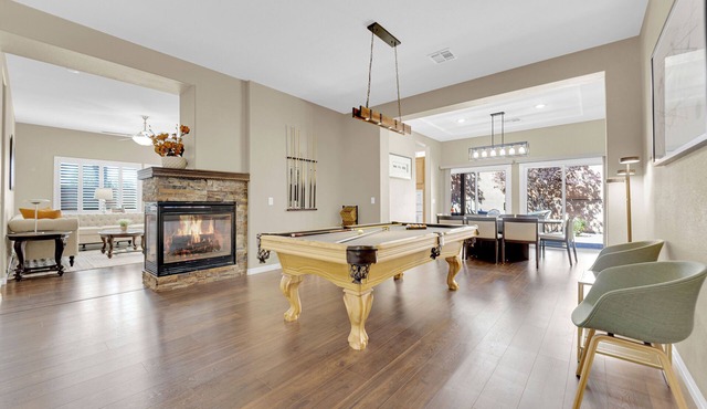 Family Getaway Single Story Home Pool Table 4BR 5 Queens 12 Miles to The Strip
