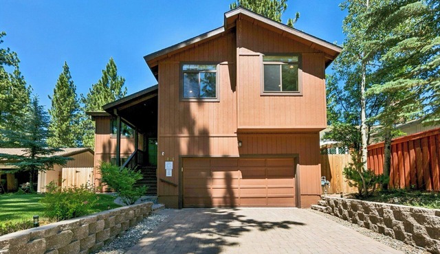 Family Home with Pool Table, Upgraded Kitchen -Minutes to Beach - Midtown Location