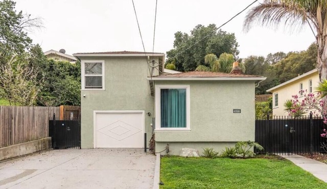 Fantastic 1-bedroom studio in welcoming Oakland near Oakland Zoo