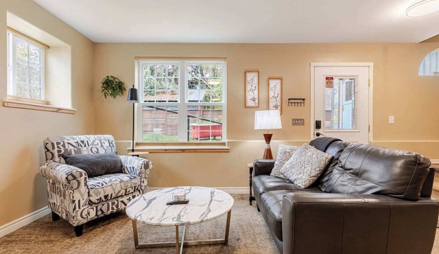 Fantastic Basement Bungalow close to downtown - Riverfront Neighborhood